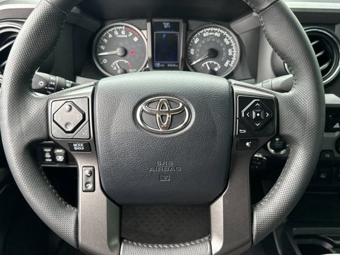 Used 2017 Toyota Tacoma TRD Sport w/ Premium & Technology Package AWD/4WD image 21