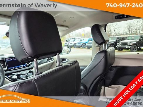 Used 2023 Chrysler Pacifica Touring-L image 25