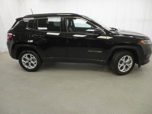 Used 2025 Jeep Compass Latitude AWD/4WD image 9