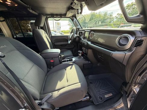 Used 2019 Jeep Wrangler Unlimited Sahara AWD/4WD image 13