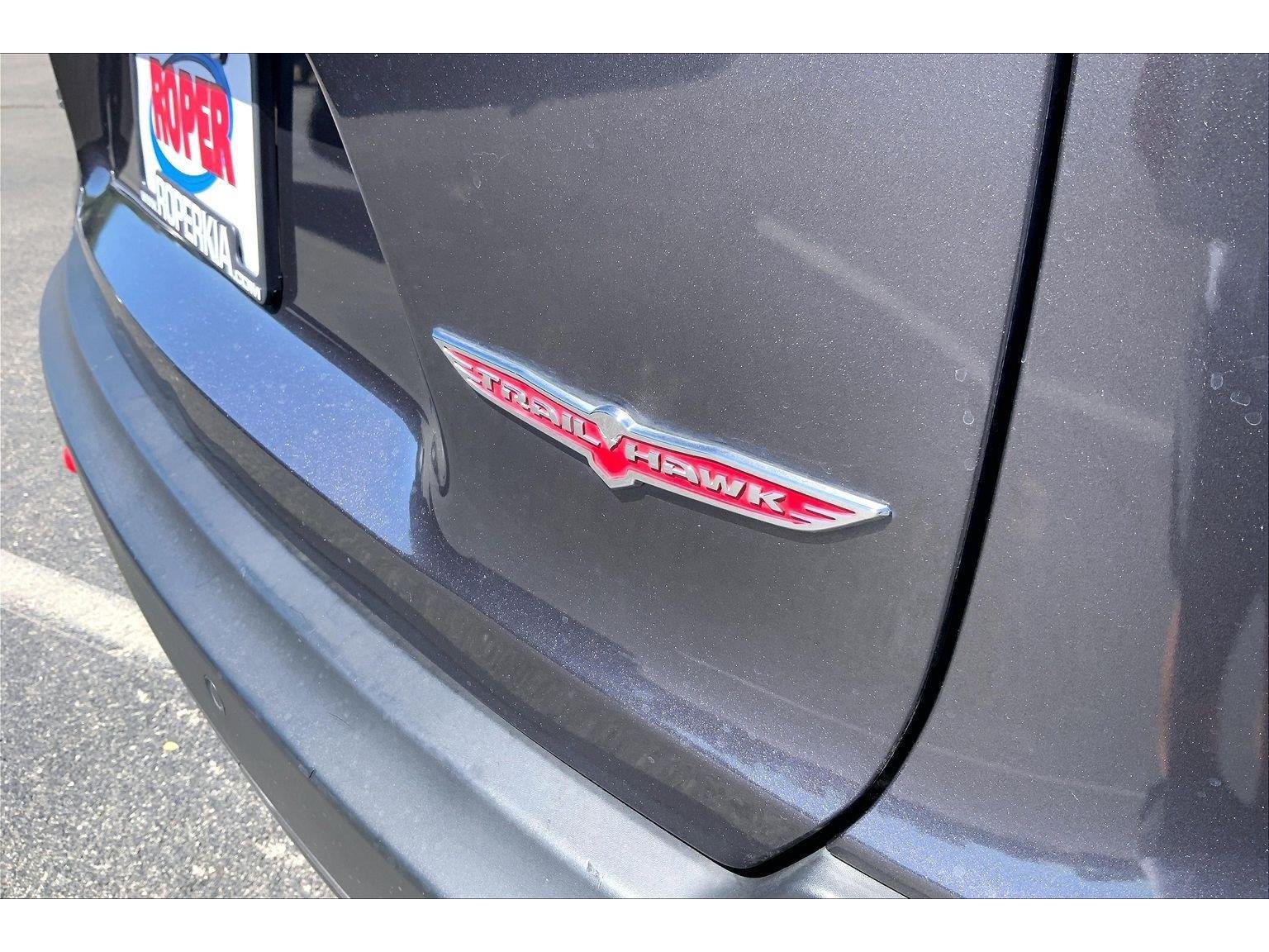 Used 2021 Jeep Cherokee Trailhawk AWD/4WD image 8