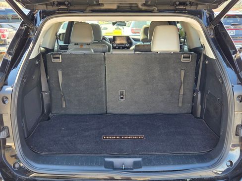 Used 2022 Toyota Highlander Bronze Edition FWD image 14
