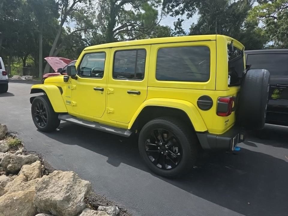 Used 2023 Jeep Wrangler Unlimited Sahara AWD/4WD image 4
