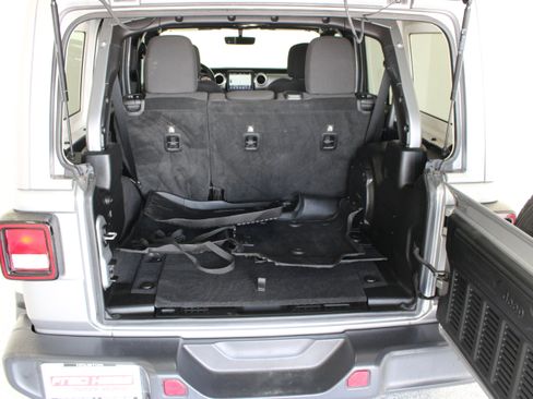 Used 2018 Jeep Wrangler Unlimited Sahara AWD/4WD image 32