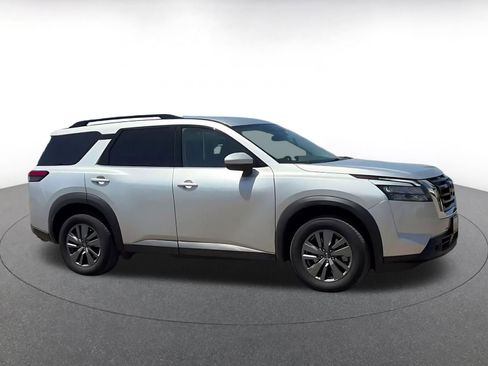 Used 2025 Nissan Pathfinder SV image 16