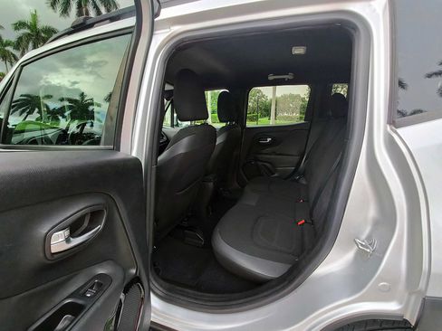 Used 2017 Jeep Renegade Altitude FWD image 12