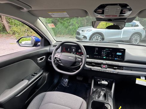 Used 2025 Kia K4 LXS image 35