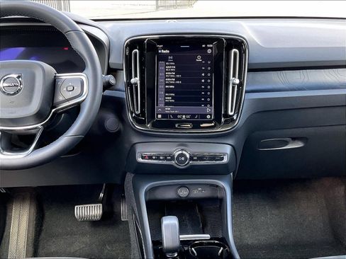 Used 2023 Volvo XC40 Recharge Plus w/ Protection Package Premier image 9