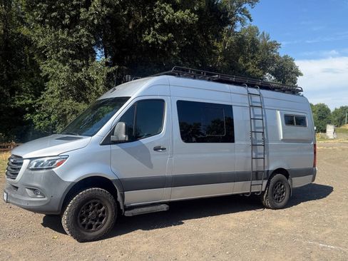 Used 2020 Freightliner Sprinter 2500 AWD/4WD image 3