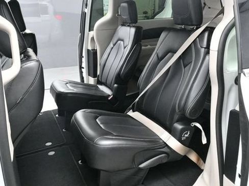 Used 2023 Chrysler Pacifica Touring-L FWD image 13