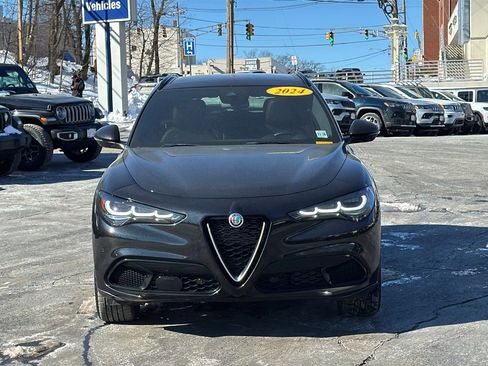 Used 2024 Alfa Romeo Stelvio Ti image 2