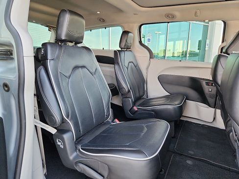 Used 2024 Chrysler Pacifica Limited image 14