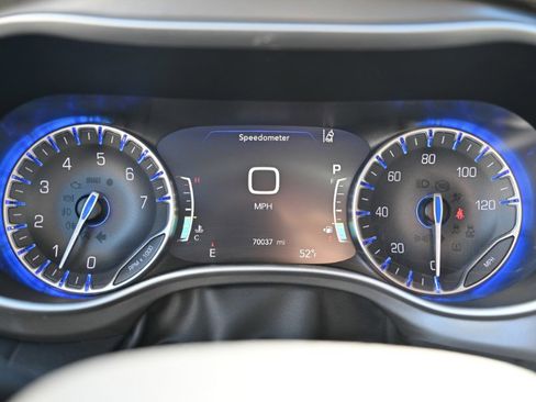 Used 2023 Chrysler Pacifica Touring-L image 22