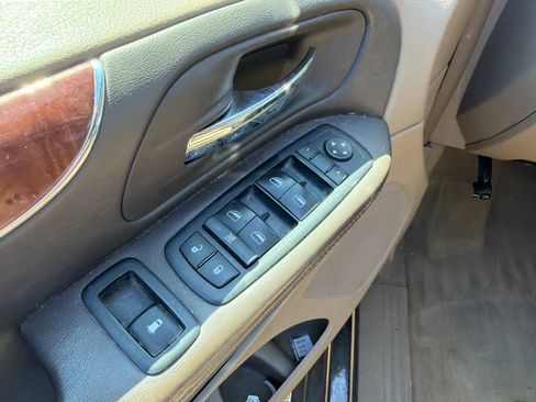 Used 2011 Chrysler Town & Country Touring w/ Driver Convenience Group FWD image 11