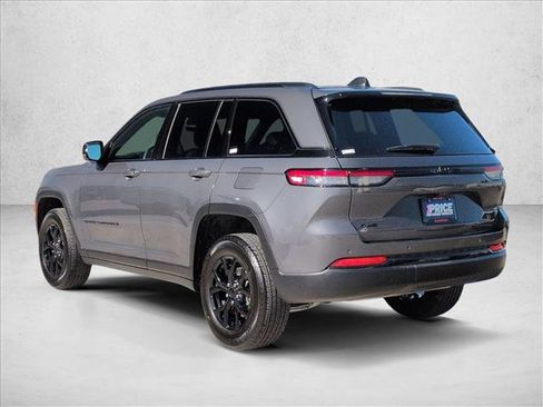 Used 2025 Jeep Grand Cherokee Laredo image 8