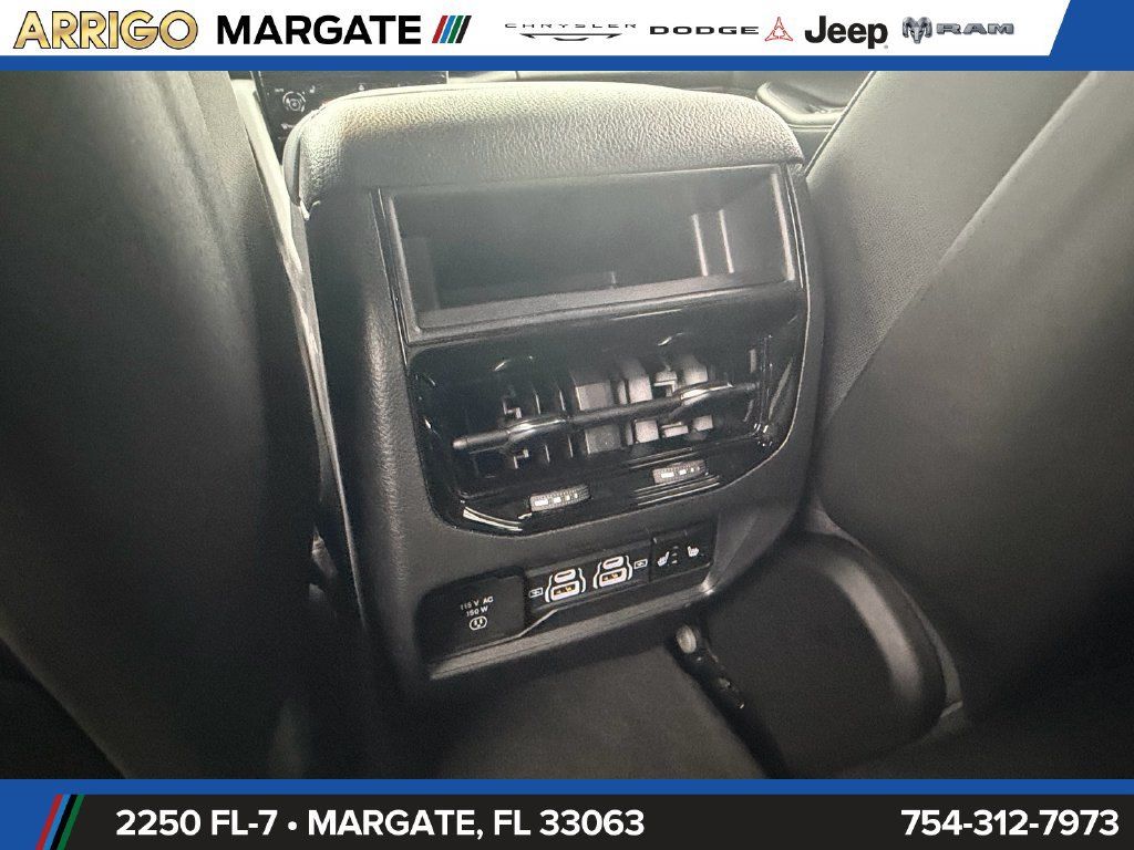 Used 2025 Jeep Grand Cherokee Limited RWD image 12