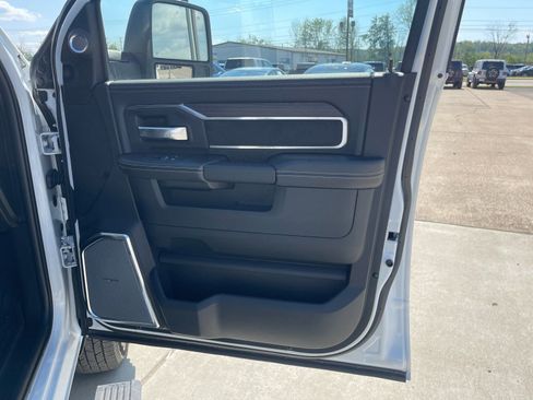 New 2026 RAM 3500 Laramie AWD/4WD image 18