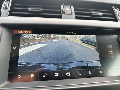 Used 2020 Land Rover Discovery SE image 18