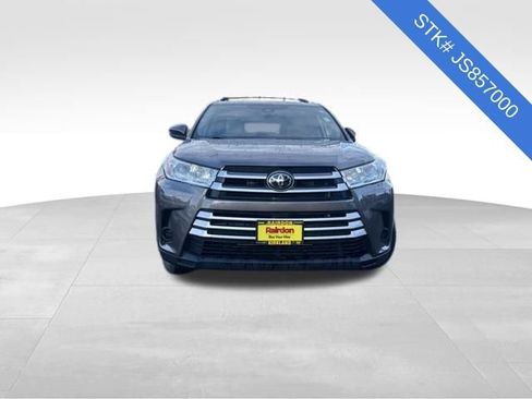 Used 2018 Toyota Highlander LE image 2