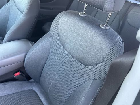 Used 2019 Hyundai Santa Fe SEL FWD image 3