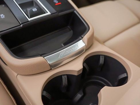 Certified 2025 Porsche Macan image 34