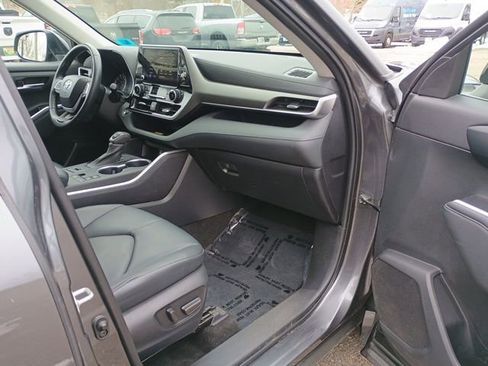 Used 2023 Toyota Highlander XLE AWD/4WD image 13