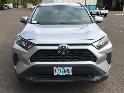Used 2019 Toyota RAV4 LE w/ Carpet Mat Package AWD/4WD image 9