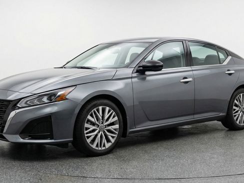 Used 2025 Nissan Altima 2.5 SV FWD image 3