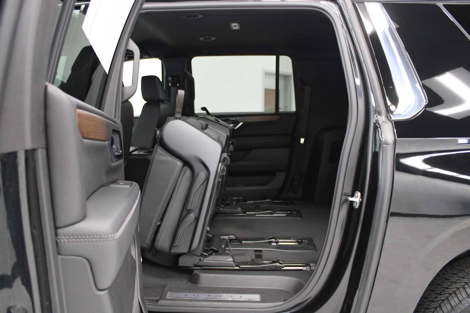 Used 2025 GMC Yukon XL Denali AWD/4WD image 44