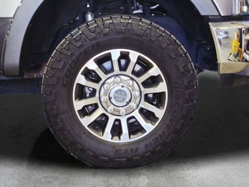Used 2020 Ford F250 Lariat w/ Lariat Ultimate Package AWD/4WD image 12