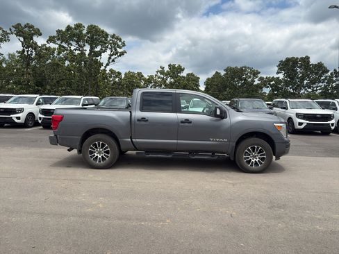 Used 2024 Nissan Titan SV w/ SV Convenience Package AWD/4WD image 5