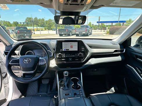 Used 2025 Toyota Highlander XLE AWD/4WD image 3