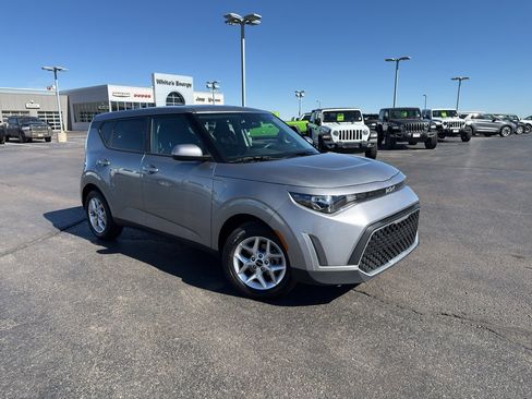 Used 2025 Kia Soul LX image 3