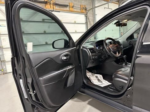 Used 2019 Jeep Cherokee Latitude Plus w/ Cold Weather Group AWD/4WD image 12