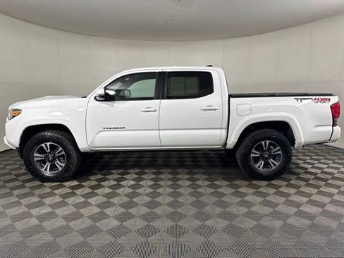 Used 2017 Toyota Tacoma TRD Sport w/ Tow Package (A/T) AWD/4WD image 7