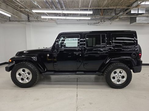 Used 2015 Jeep Wrangler Unlimited Sahara w/ Connectivity Group AWD/4WD image 13