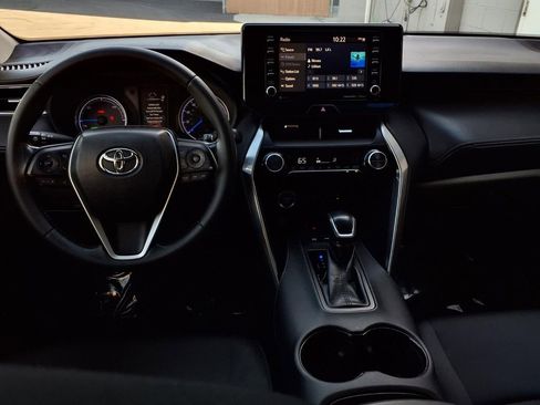 Certified 2021 Toyota Venza LE w/ Carpet Mat Package (TMS) image 20