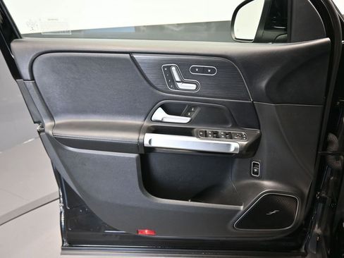 Used 2021 Mercedes-Benz GLB 250 4MATIC w/ Premium Package image 9