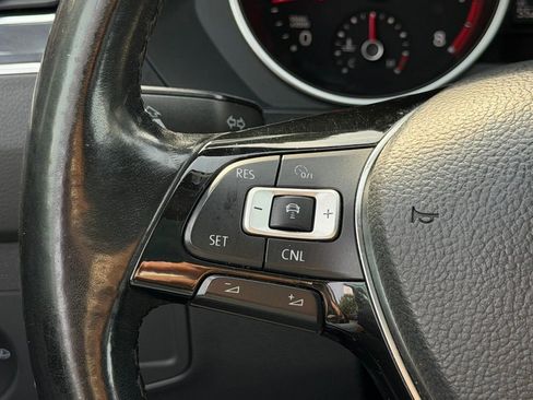 Used 2018 Volkswagen Tiguan SEL FWD image 16