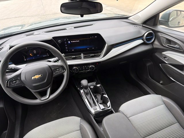 Used 2025 Chevrolet Trax LT FWD image 18