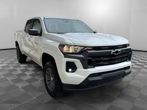 Used 2024 Chevrolet Colorado LT w/ LT Convenience Package II AWD/4WD image 3