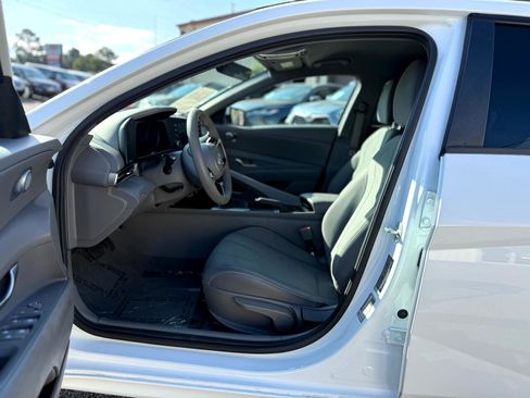 Used 2022 Hyundai Elantra SEL w/ Winter Weather Package image 9
