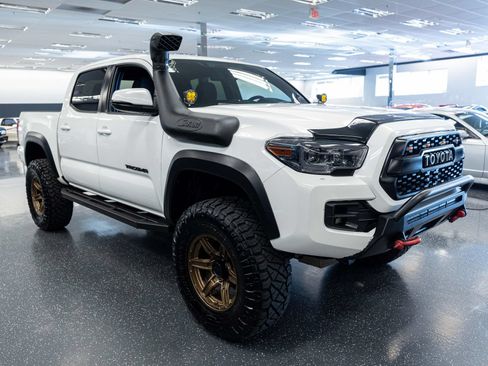 Used 2017 Toyota Tacoma TRD Off-Road AWD/4WD image 3