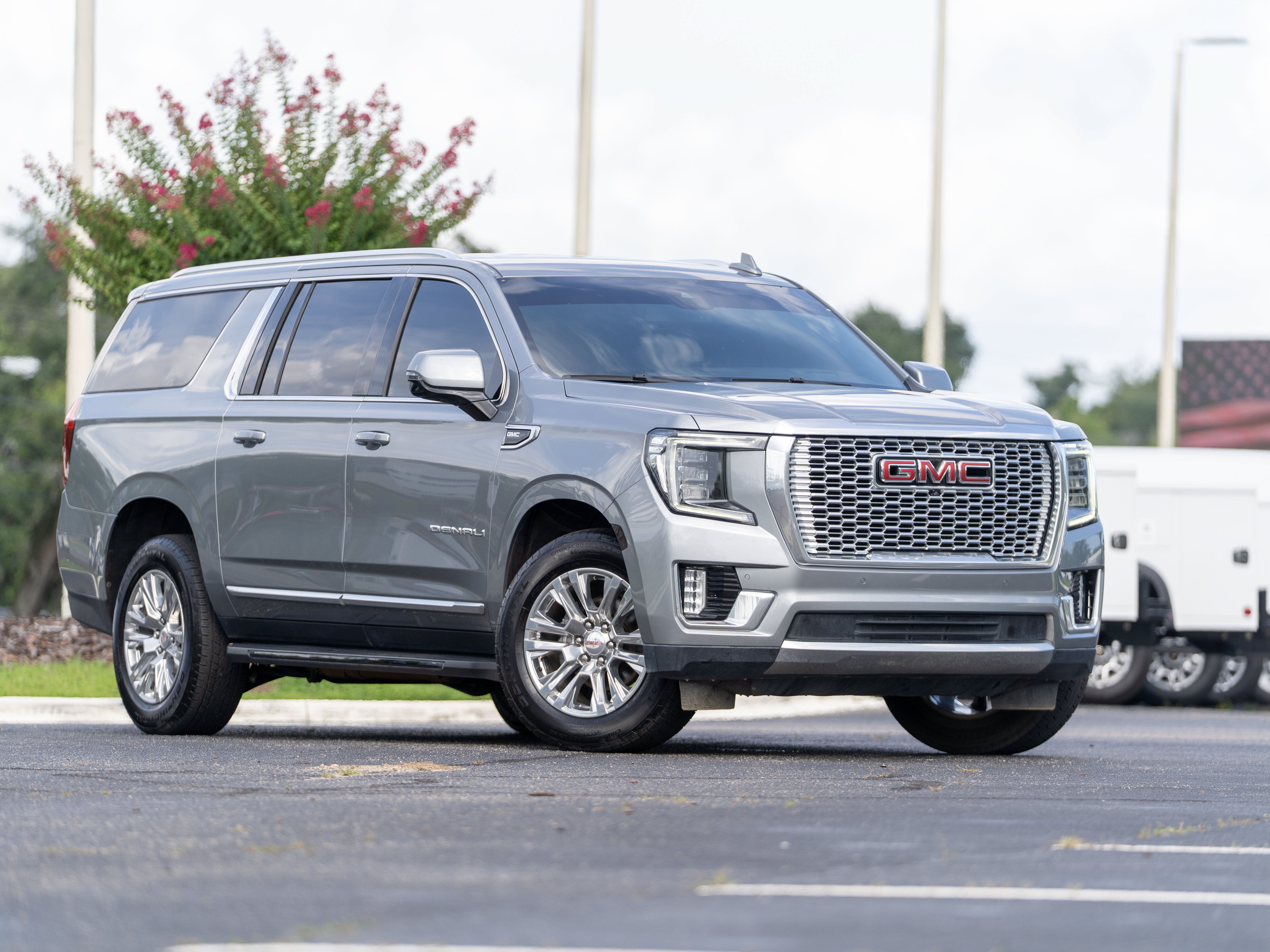 Used 2023 GMC Yukon XL Denali RWD image 2