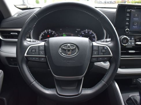 Used 2022 Toyota Highlander XLE AWD/4WD image 9