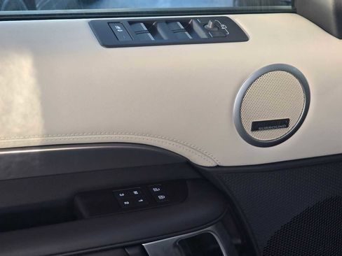 Used 2025 Land Rover Discovery Metropolitan Edition image 18