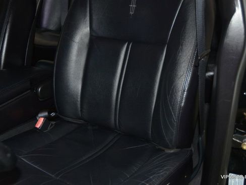 Used 2005 Lincoln Town Car Signature Limited image 15