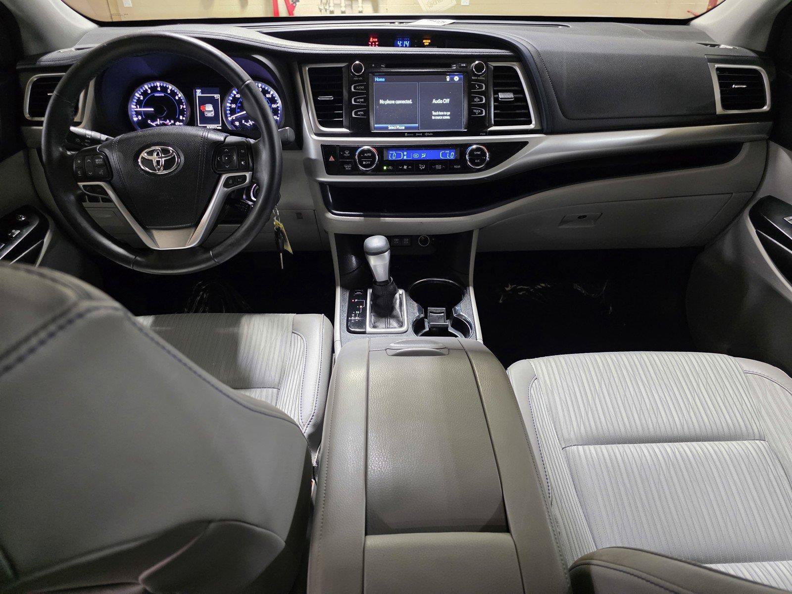 Used 2017 Toyota Highlander Plus FWD image 19
