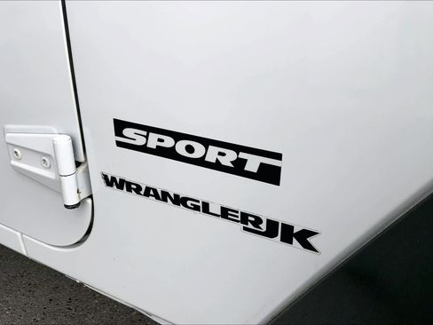 Used 2018 Jeep Wrangler Sport image 9