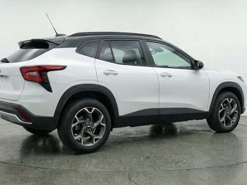 Used 2025 Chevrolet Trax LT FWD image 9